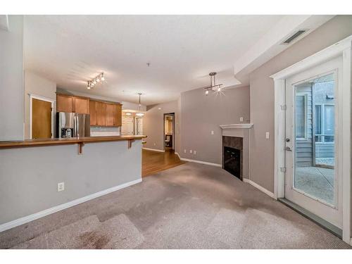 108-15 Everstone Drive Sw, Calgary, AB - Indoor Photo Showing Kitchen