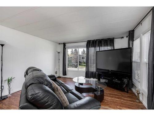 17 Spring Haven Close Se, Airdrie, AB - Indoor Photo Showing Other Room