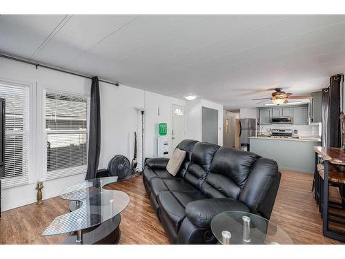 17 Spring Haven Close Se, Airdrie, AB - Indoor Photo Showing Living Room