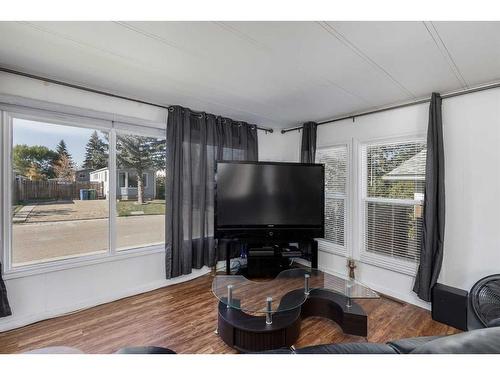 17 Spring Haven Close Se, Airdrie, AB - Indoor Photo Showing Living Room