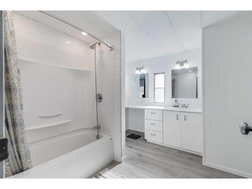 17 Spring Haven Close Se, Airdrie, AB - Indoor Photo Showing Bathroom