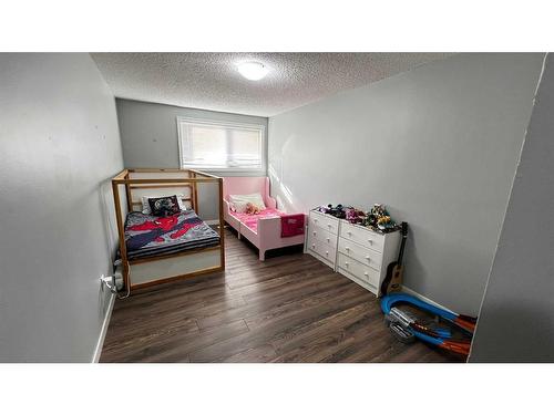 3612 27A Avenue Se, Calgary, AB - Indoor Photo Showing Bedroom