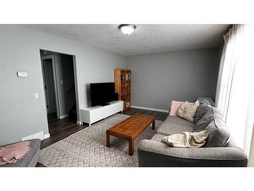 3612 27A Avenue Se, Calgary, AB - Indoor Photo Showing Living Room