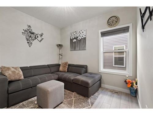 32 Cornerbrook Common Ne, Calgary, AB - Indoor Photo Showing Living Room