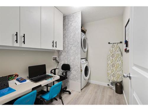 32 Cornerbrook Common Ne, Calgary, AB - Indoor Photo Showing Laundry Room