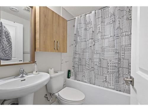 32 Cornerbrook Common Ne, Calgary, AB - Indoor Photo Showing Bathroom