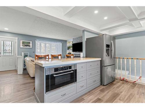 4735 26 Avenue Sw, Calgary, AB - Indoor Photo Showing Kitchen