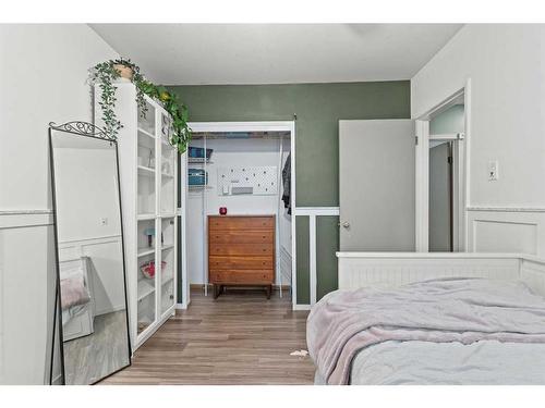 4735 26 Avenue Sw, Calgary, AB - Indoor Photo Showing Bedroom