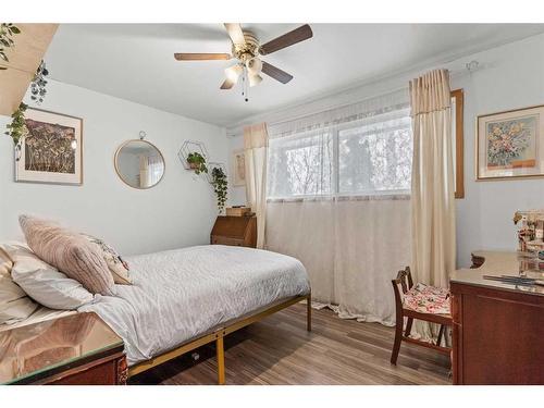 4735 26 Avenue Sw, Calgary, AB - Indoor Photo Showing Bedroom