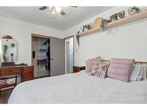 4735 26 Avenue Sw, Calgary, AB - Indoor Photo Showing Bedroom