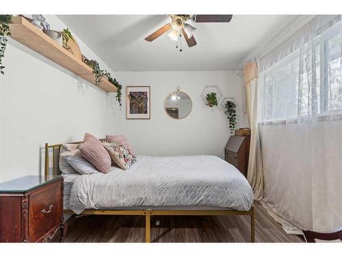 4735 26 Avenue Sw, Calgary, AB - Indoor Photo Showing Bedroom