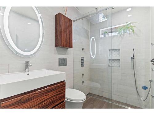 4735 26 Avenue Sw, Calgary, AB - Indoor Photo Showing Bathroom