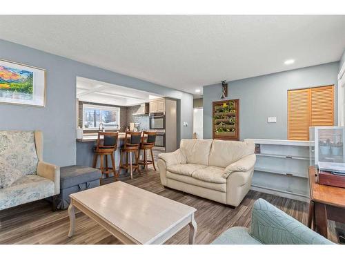 4735 26 Avenue Sw, Calgary, AB - Indoor Photo Showing Living Room