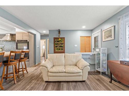 4735 26 Avenue Sw, Calgary, AB - Indoor Photo Showing Living Room