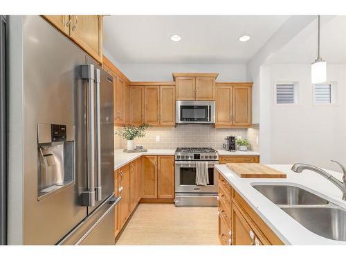 7 Reunion Grove Nw, Airdrie, AB - Indoor Photo Showing Kitchen With Double Sink With Upgraded Kitchen