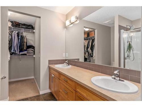 7 Reunion Grove Nw, Airdrie, AB - Indoor Photo Showing Bathroom