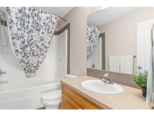 7 Reunion Grove Nw, Airdrie, AB - Indoor Photo Showing Bathroom