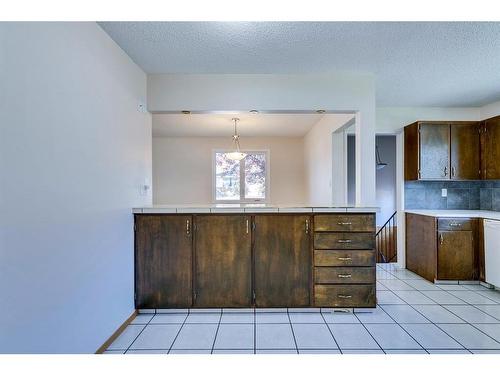 203 Lynnover Place Se, Calgary, AB - Indoor Photo Showing Kitchen