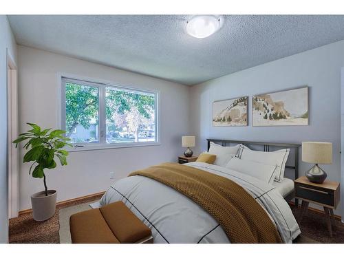 203 Lynnover Place Se, Calgary, AB - Indoor Photo Showing Bedroom