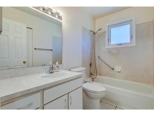 203 Lynnover Place Se, Calgary, AB - Indoor Photo Showing Bathroom