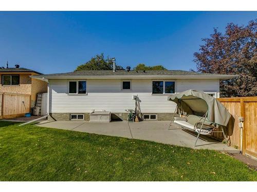 203 Lynnover Place Se, Calgary, AB - Outdoor