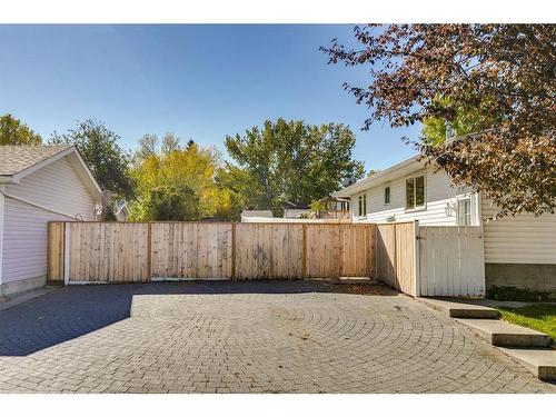 203 Lynnover Place Se, Calgary, AB - Outdoor