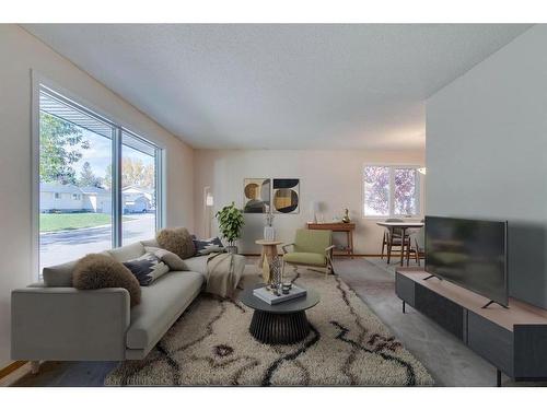 203 Lynnover Place Se, Calgary, AB - Indoor Photo Showing Living Room