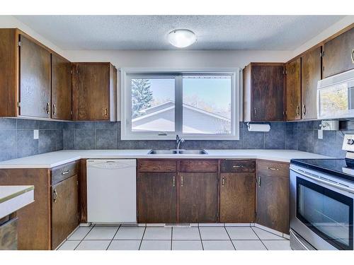 203 Lynnover Place Se, Calgary, AB - Indoor Photo Showing Kitchen With Double Sink