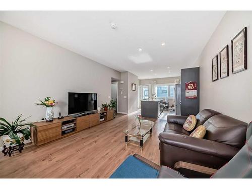 602-218 Sherwood Square Nw, Calgary, AB - Indoor Photo Showing Living Room