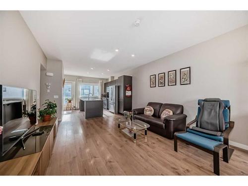 602-218 Sherwood Square Nw, Calgary, AB - Indoor Photo Showing Living Room