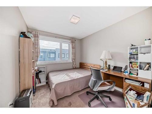 602-218 Sherwood Square Nw, Calgary, AB - Indoor Photo Showing Bedroom