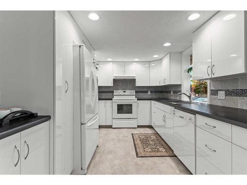 18-275 Woodridge Drive Sw, Calgary, AB - Indoor Photo Showing Kitchen