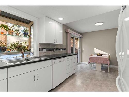 18-275 Woodridge Drive Sw, Calgary, AB - Indoor Photo Showing Kitchen