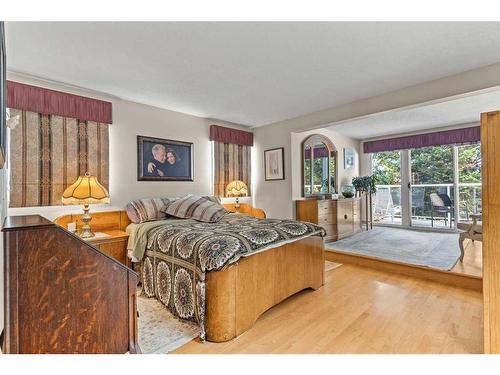 18-275 Woodridge Drive Sw, Calgary, AB - Indoor Photo Showing Bedroom