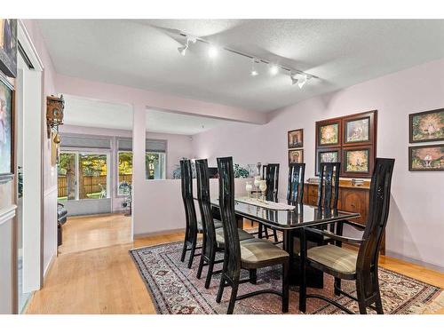 18-275 Woodridge Drive Sw, Calgary, AB - Indoor Photo Showing Dining Room