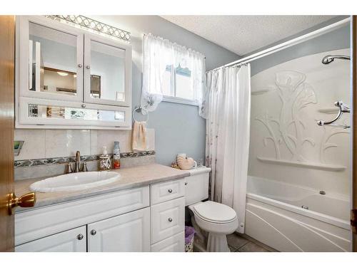 100 Castlegrove Road Ne, Calgary, AB - Indoor Photo Showing Bathroom