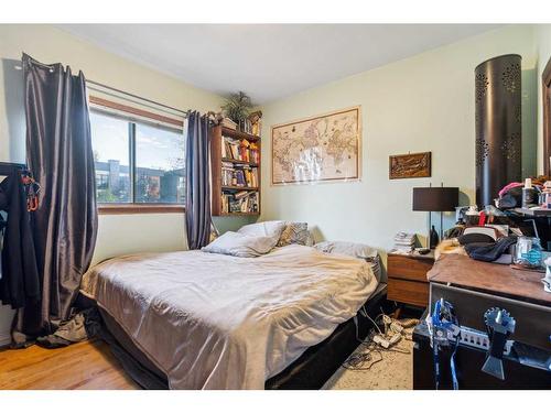 2423 32 Street Sw, Calgary, AB - Indoor Photo Showing Bedroom