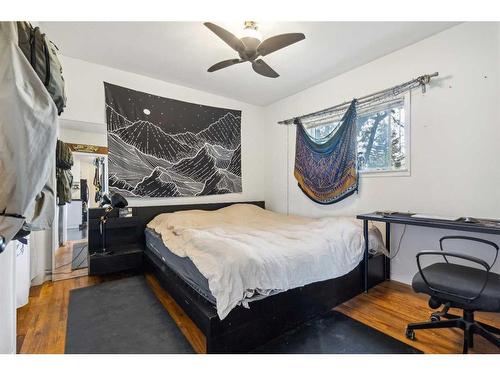 2423 32 Street Sw, Calgary, AB - Indoor Photo Showing Bedroom