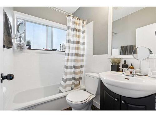 2423 32 Street Sw, Calgary, AB - Indoor Photo Showing Bathroom