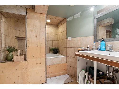 2423 32 Street Sw, Calgary, AB - Indoor Photo Showing Bathroom