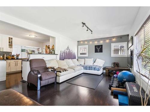 2423 32 Street Sw, Calgary, AB - Indoor Photo Showing Living Room