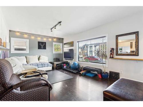 2423 32 Street Sw, Calgary, AB - Indoor Photo Showing Living Room