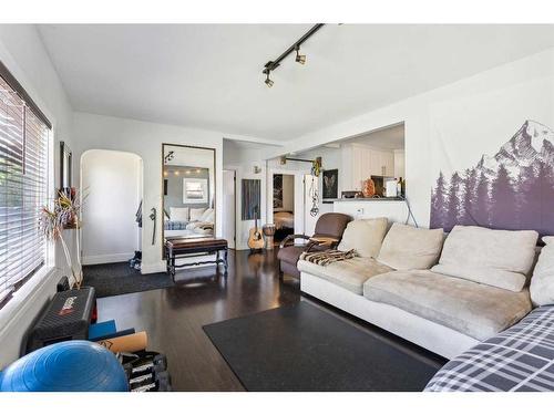 2423 32 Street Sw, Calgary, AB - Indoor Photo Showing Living Room