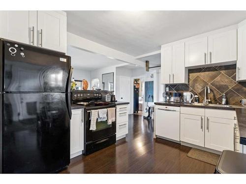 2423 32 Street Sw, Calgary, AB - Indoor Photo Showing Kitchen