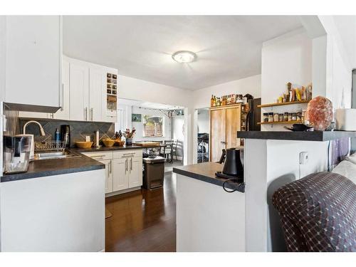 2423 32 Street Sw, Calgary, AB - Indoor Photo Showing Kitchen