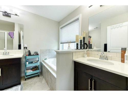 173 Willow Street, Cochrane, AB - Indoor Photo Showing Bathroom