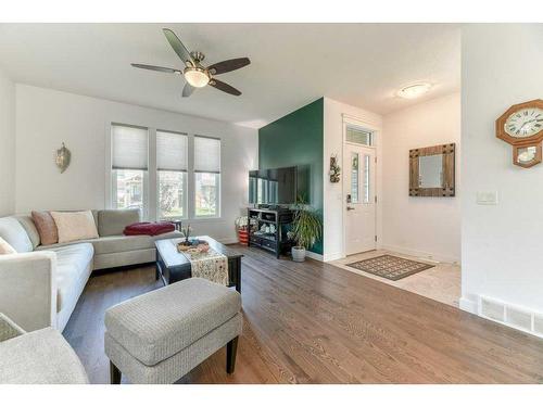 173 Willow Street, Cochrane, AB - Indoor Photo Showing Living Room