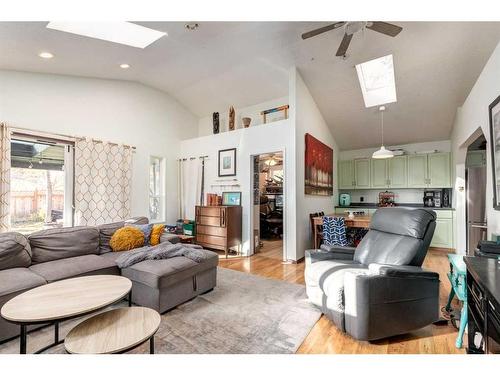 6431 33 Avenue Nw, Calgary, AB - Indoor Photo Showing Living Room