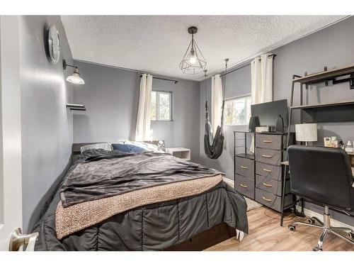 6431 33 Avenue Nw, Calgary, AB - Indoor Photo Showing Bedroom