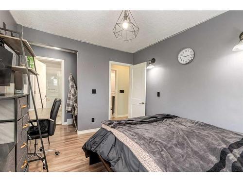 6431 33 Avenue Nw, Calgary, AB - Indoor Photo Showing Bedroom